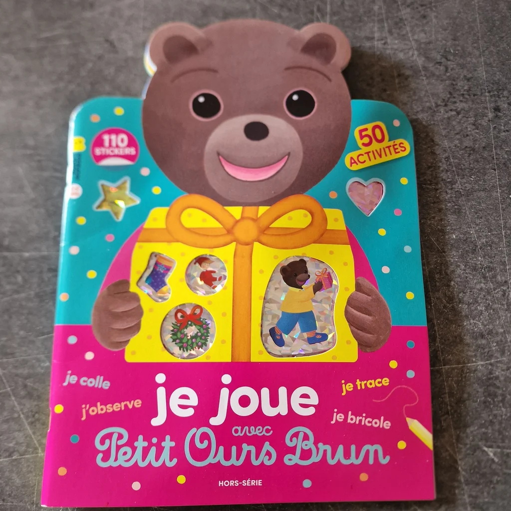 Je joue avec petit ours brun 